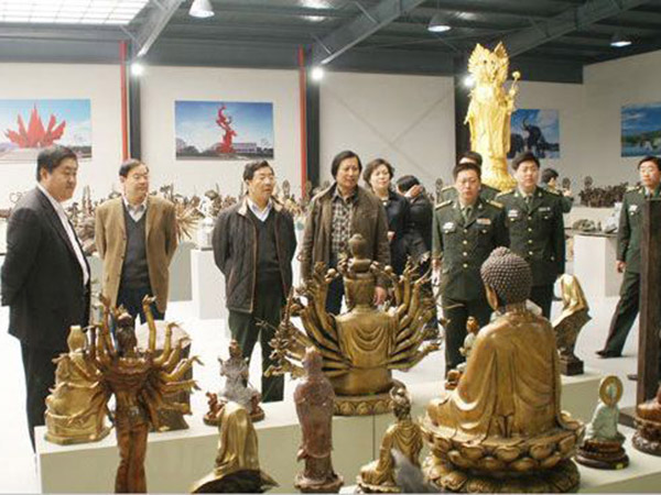 2009年3月29日济南军区原副司令李洪程中将、潍坊军分区司令员卞长伟、临朐县委书记刘建国等领导来KY体育雕塑视察指导，傅绍相总经理介绍雕塑艺术
