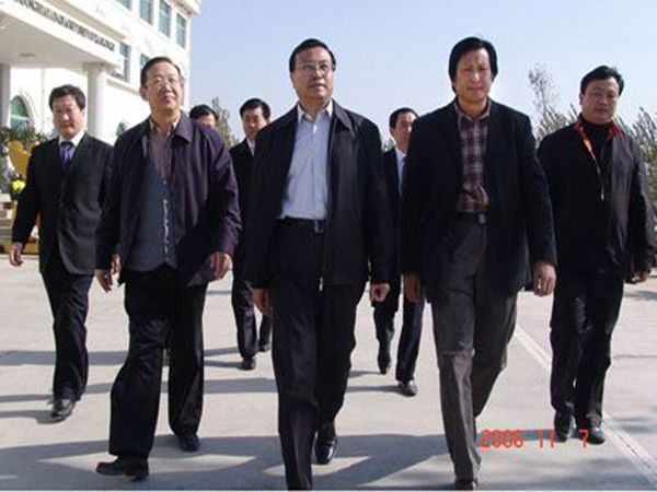 山东省副省长才利民、潍坊市市长许立全等领导于2006年10月7日莅临KY体育雕塑视察指导，傅绍相总经理介绍的是艺术