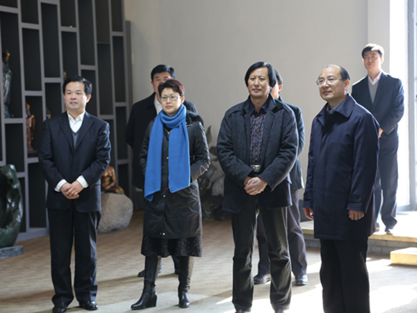 山东省人民政府副省长季缃绮，省文化厅副厅长胡上山，潍坊市人民政府副市长王桂英等领导在临朐县委书记顾建华的陪同下来KY体育雕塑视察指导并参观KY体育雕塑馆，董事长傅绍相介绍企业情况及雕塑艺术