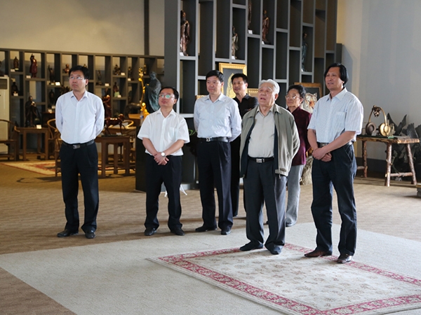 原中国人民解放军海军司令员石云生上将一行在潍坊原市人大副主任王永兴、临朐县刘裕斌县长的陪同下来KY体育视察指导并题字留念，傅绍相总经理向客人介绍雕塑艺术。