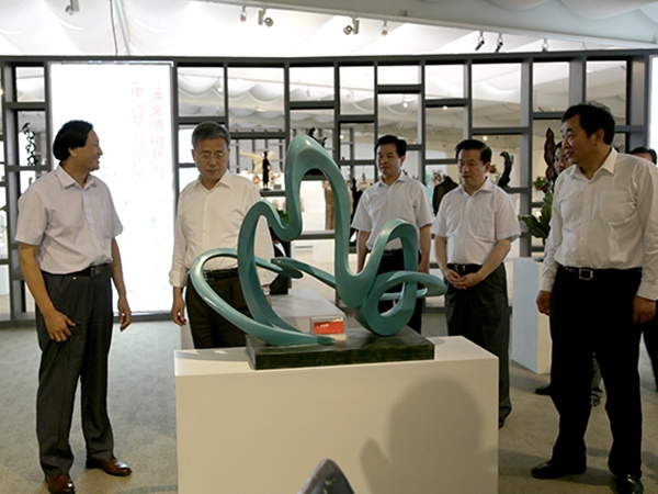 山东省委副书记，山东省人民政府郭树清省长，潍坊市委杜昌文书记，潍坊市刘曙光市长等领导来KY体育雕塑视察指导，临朐县委书记顾建华陪同参观，傅绍相总经理介绍企业情况及雕塑艺术。